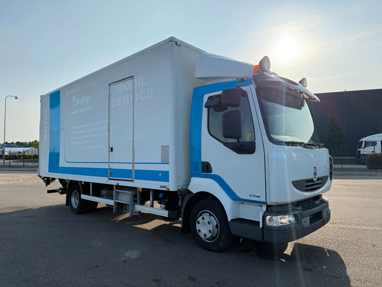 Renault Midlum 220 DXI 4x2 6.0 Box / Koffer - Box truck: picture 2 Renault Midlum 220 DXI 4x2 6.0 Box / Koffer - Box truck: picture 2