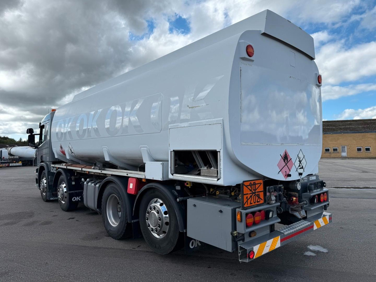 Scania P400 8x2*6 HMK Bilcon 24.000 l. ADR Euro 5 - Tanker truck: picture 4 Scania P400 8x2*6 HMK Bilcon 24.000 l. ADR Euro 5 - Tanker truck: picture 4