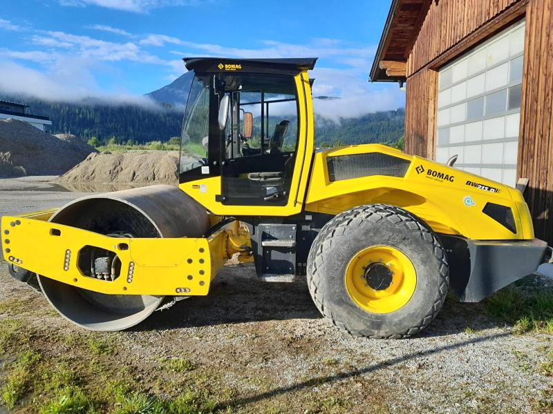 Bomag BW 213 D-5 - Compactor: picture 1 Bomag BW 213 D-5 - Compactor: picture 1