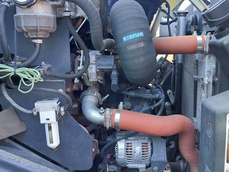 Skid steer loader Komatsu WA 100 M-7: picture 7