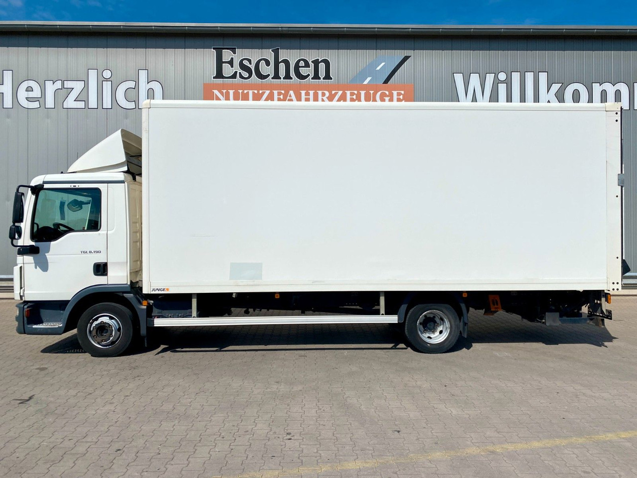 MAN TGL 8.190 | Palfinger LBW 1,00to.*Seitentür*ABS MAN TGL 8.190 | Palfinger LBW 1,00to.*Seitentür*ABS - Closed box van: picture 2 MAN TGL 8.190 | Palfinger LBW 1,00to.*Seitentür*ABS MAN TGL 8.190 | Palfinger LBW 1,00to.*Seitentür*ABS - Closed box van: picture 2