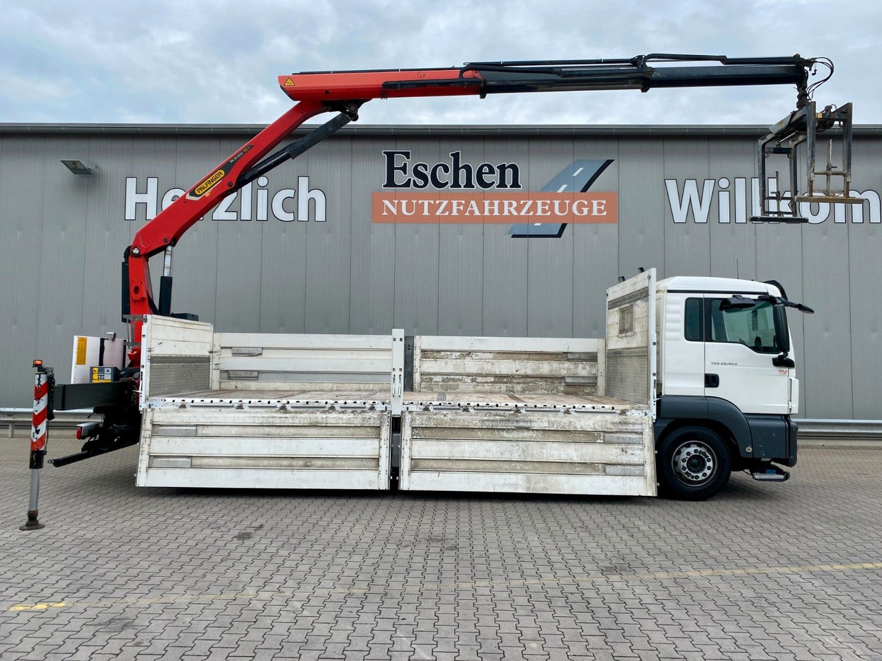 MAN TGS 26.420 6x2-4 LL | PK 26.001*FUNK*Navi*AHK*AC - Dropside/ Flatbed truck, Crane truck: picture 2 MAN TGS 26.420 6x2-4 LL | PK 26.001*FUNK*Navi*AHK*AC - Dropside/ Flatbed truck, Crane truck: picture 2