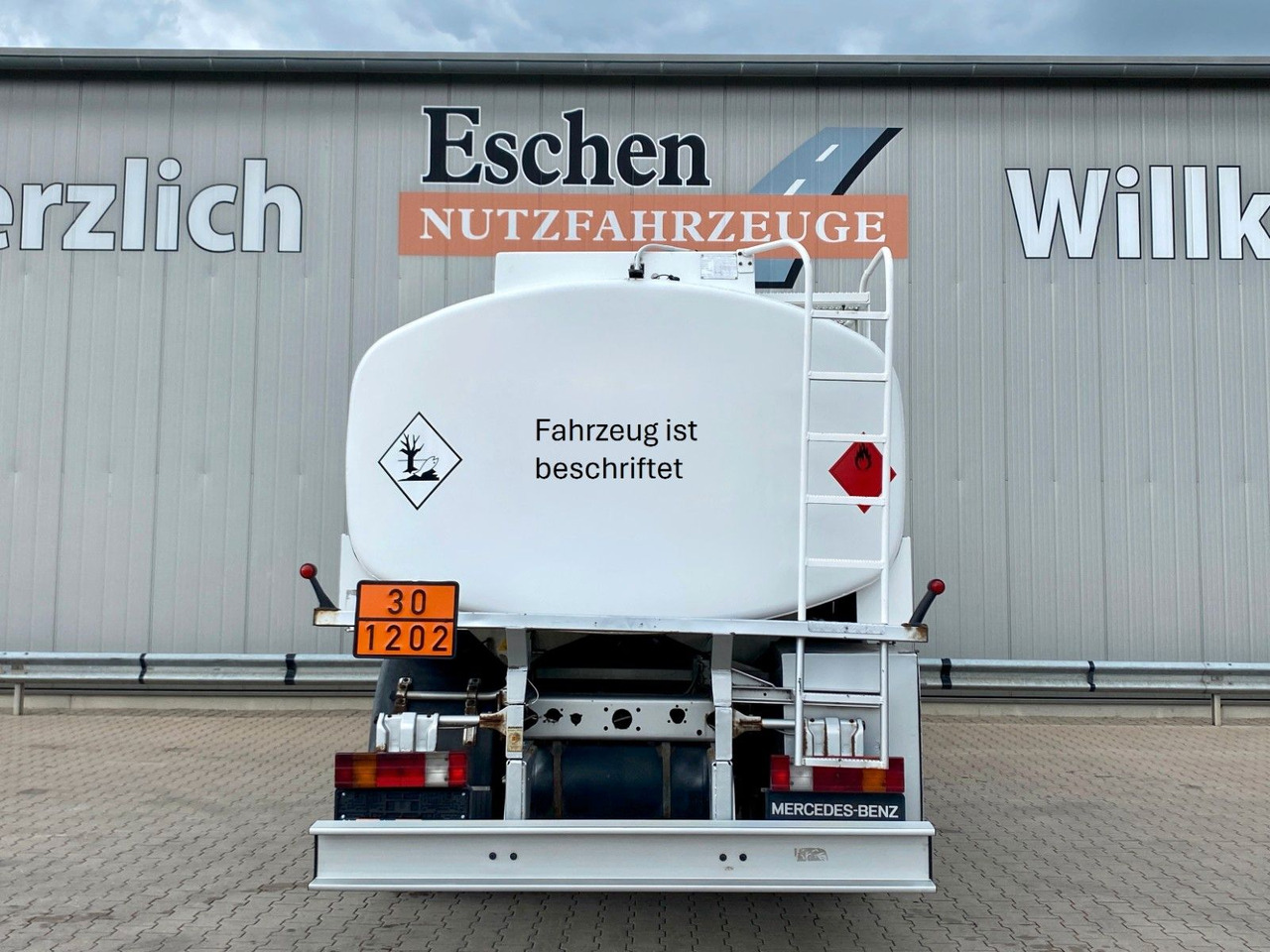 Mercedes-Benz 1820 SK | Speier A3*2x Kammern*13.700ltr*Navi - Tanker truck: picture 4 Mercedes-Benz 1820 SK | Speier A3*2x Kammern*13.700ltr*Navi - Tanker truck: picture 4