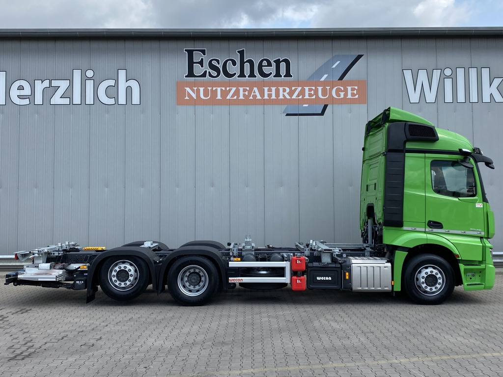 Container transporter/ Swap body truck Mercedes-Benz 2542 LL 6x2 Actros 5 / BÄR-LBW: picture 6