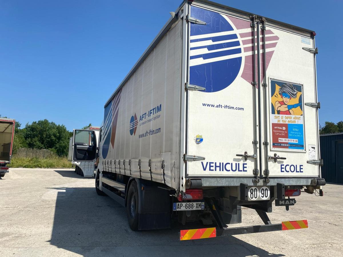 MAN TGX 18.360 - Curtain side truck: picture 2 MAN TGX 18.360 - Curtain side truck: picture 2