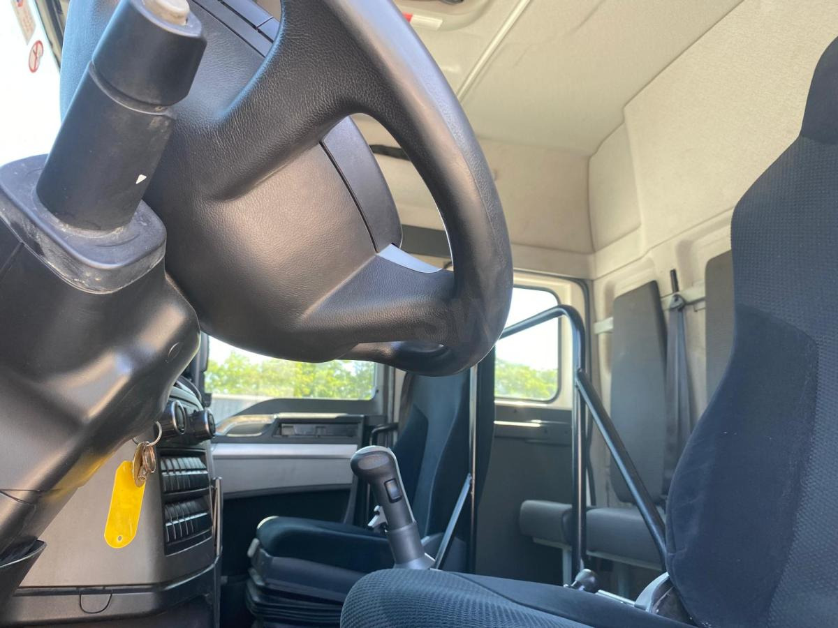 MAN TGX 18.360 - Curtain side truck: picture 3 MAN TGX 18.360 - Curtain side truck: picture 3