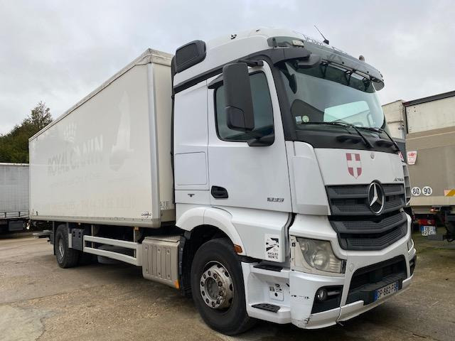 Mercedes Actros 1833 - Box truck: picture 1 Mercedes Actros 1833 - Box truck: picture 1