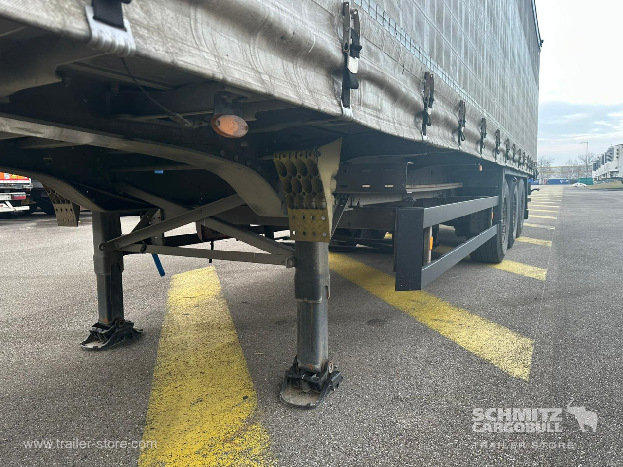 SCHMITZ Curtainsider Standard - Curtainsider semi-trailer: picture 3 SCHMITZ Curtainsider Standard - Curtainsider semi-trailer: picture 3