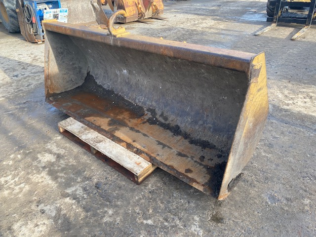 JCB 3 CX - Loader bucket: picture 1 JCB 3 CX - Loader bucket: picture 1