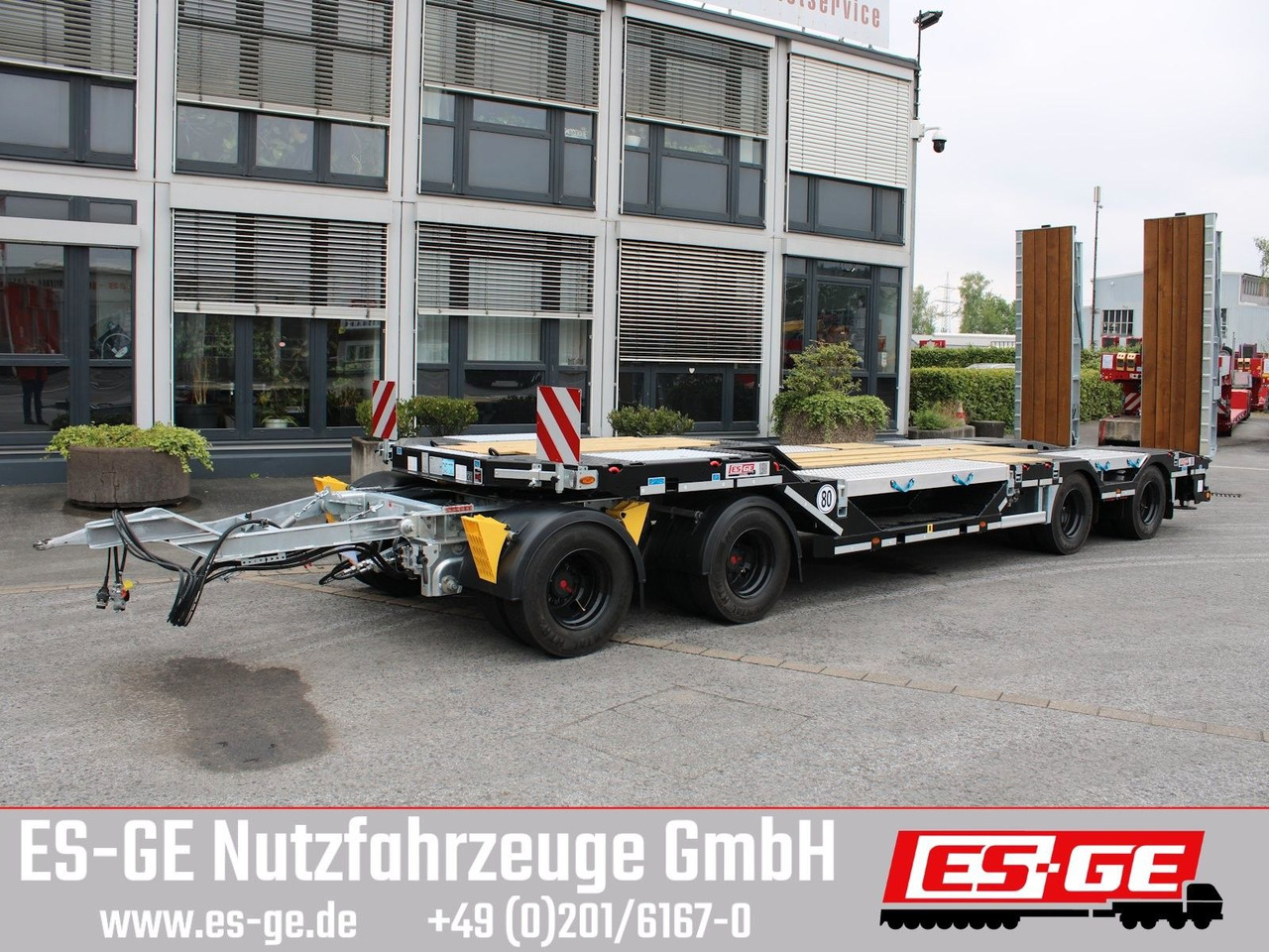 Schwarzmüller Tieflader mit gekröpftem Plateau - Low loader trailer: picture 1 Schwarzmüller Tieflader mit gekröpftem Plateau - Low loader trailer: picture 1