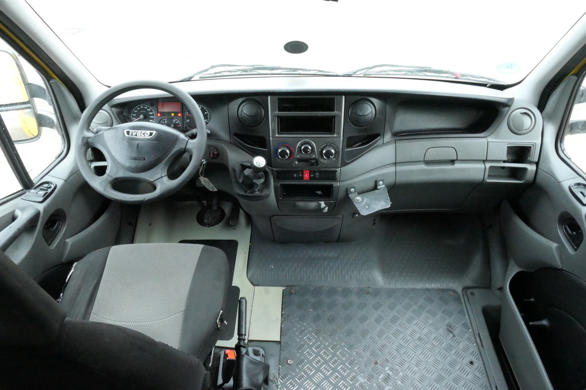 Interior photo 3: Closed box van IVECO Daily 35 S11 C30C AUTOMATIK KAMERA MAXI KAMERA R