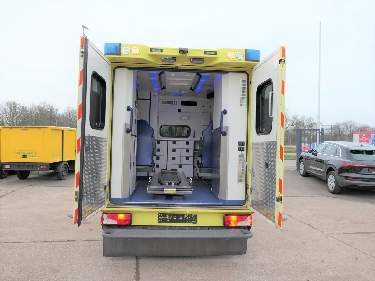 MERCEDES-BENZ Sprinter II 516 CDI KLIMA KRANKENWAGEN RTW AUTOM - Ambulance: picture 2 MERCEDES-BENZ Sprinter II 516 CDI KLIMA KRANKENWAGEN RTW AUTOM - Ambulance: picture 2