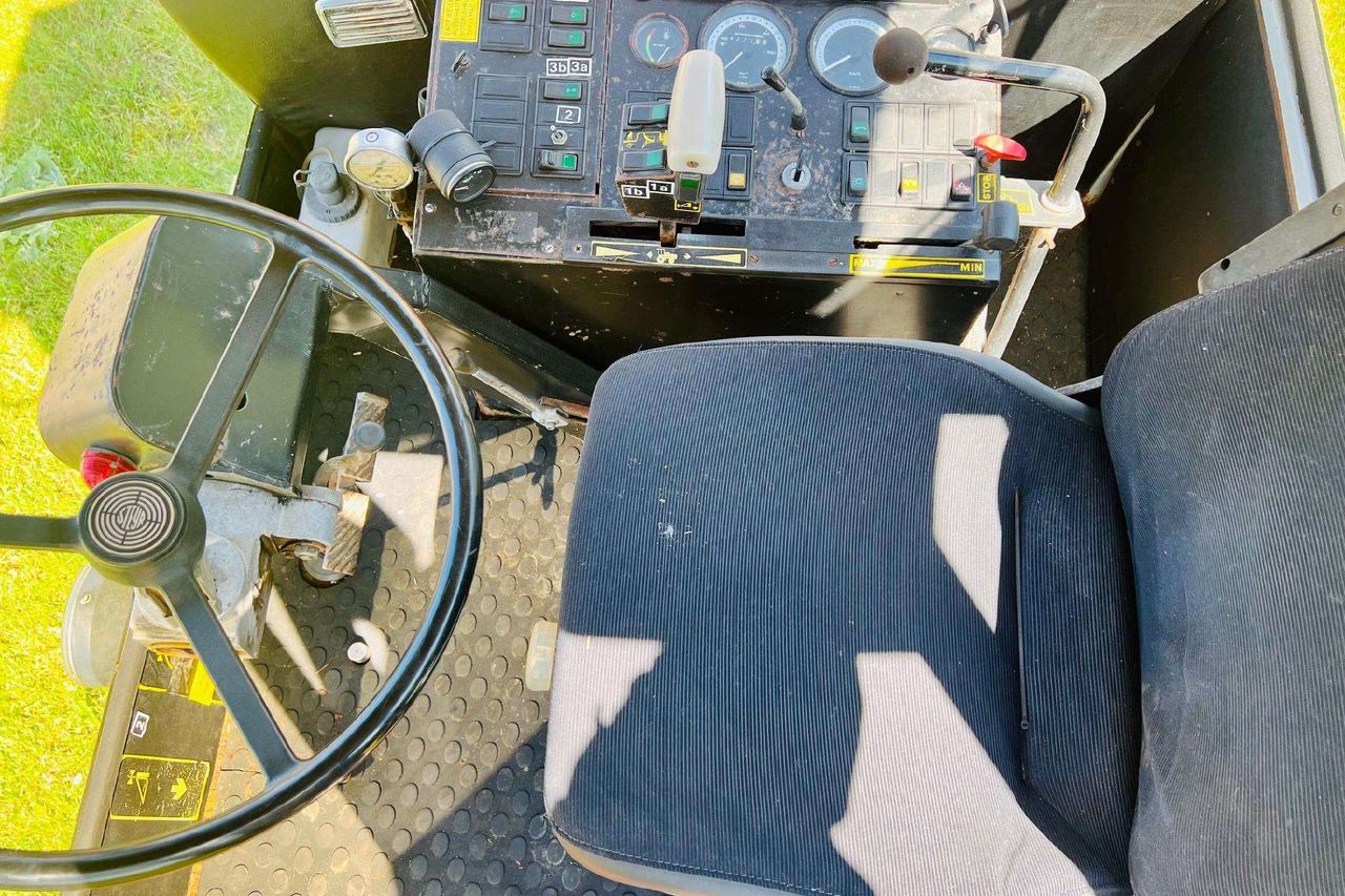 Steyr 8320 - Grape harvesting machine: picture 3 Steyr 8320 - Grape harvesting machine: picture 3