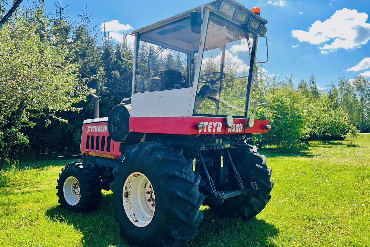 Steyr 8320 - Grape harvesting machine: picture 1 Steyr 8320 - Grape harvesting machine: picture 1