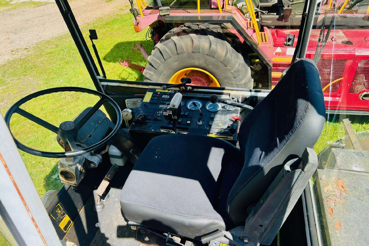 Steyr 8320 - Grape harvesting machine: picture 2 Steyr 8320 - Grape harvesting machine: picture 2