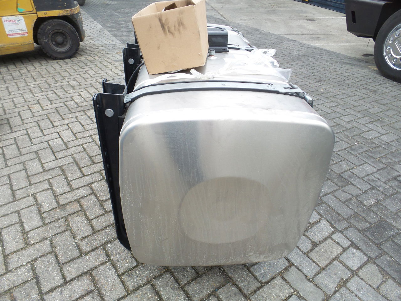 MAN dieseltank 710 ltr / 160 cm x 70 cm x 70 cm / incl support 3 x in stock / new - Body and exterior for Truck: picture 2 MAN dieseltank 710 ltr / 160 cm x 70 cm x 70 cm / incl support 3 x in stock / new - Body and exterior for Truck: picture 2