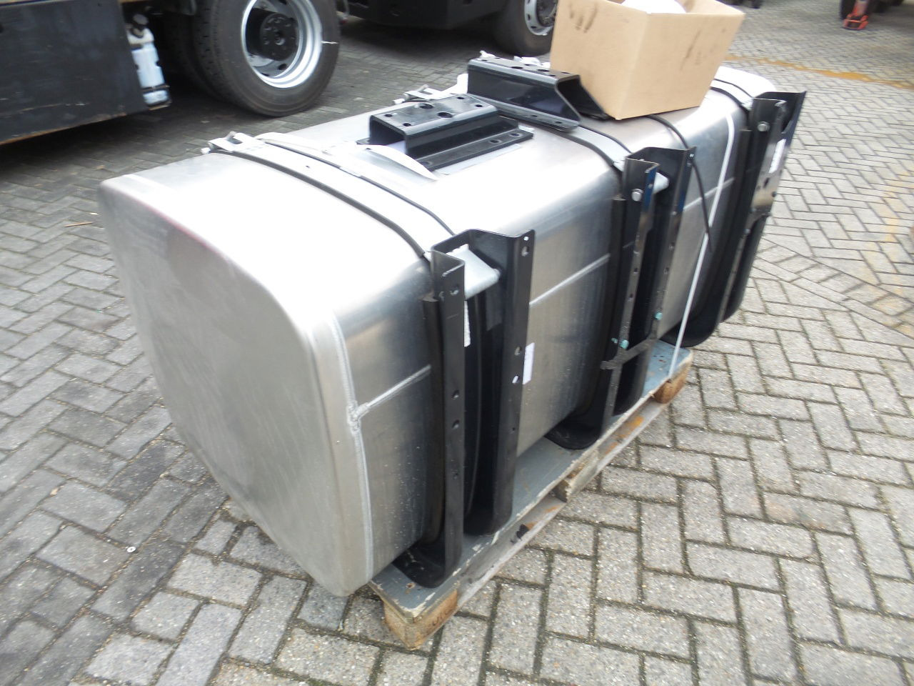 MAN dieseltank 710 ltr / 160 cm x 70 cm x 70 cm / incl support 3 x in stock / new - Body and exterior for Truck: picture 1 MAN dieseltank 710 ltr / 160 cm x 70 cm x 70 cm / incl support 3 x in stock / new - Body and exterior for Truck: picture 1