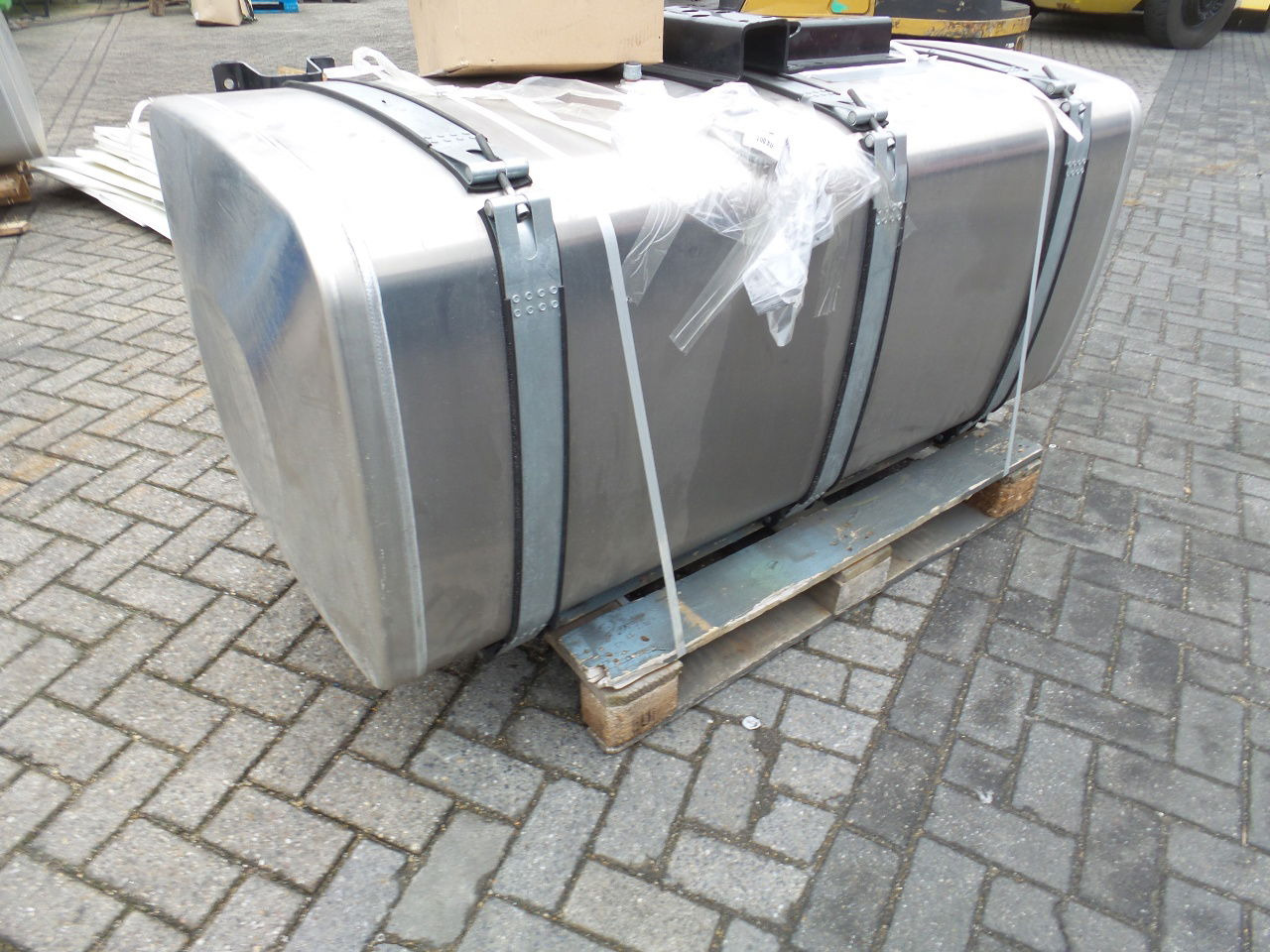 MAN dieseltank 710 ltr / 160 cm x 70 cm x 70 cm / incl support 3 x in stock / new - Body and exterior for Truck: picture 3 MAN dieseltank 710 ltr / 160 cm x 70 cm x 70 cm / incl support 3 x in stock / new - Body and exterior for Truck: picture 3
