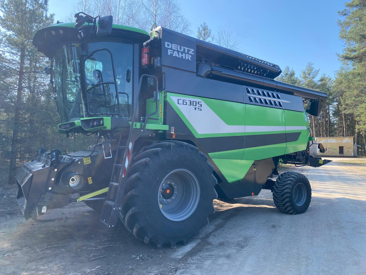 DEUTZ FAHR C6305 TS with DH630R NEW/UNUSED - Harvester: picture 1 DEUTZ FAHR C6305 TS with DH630R NEW/UNUSED - Harvester: picture 1