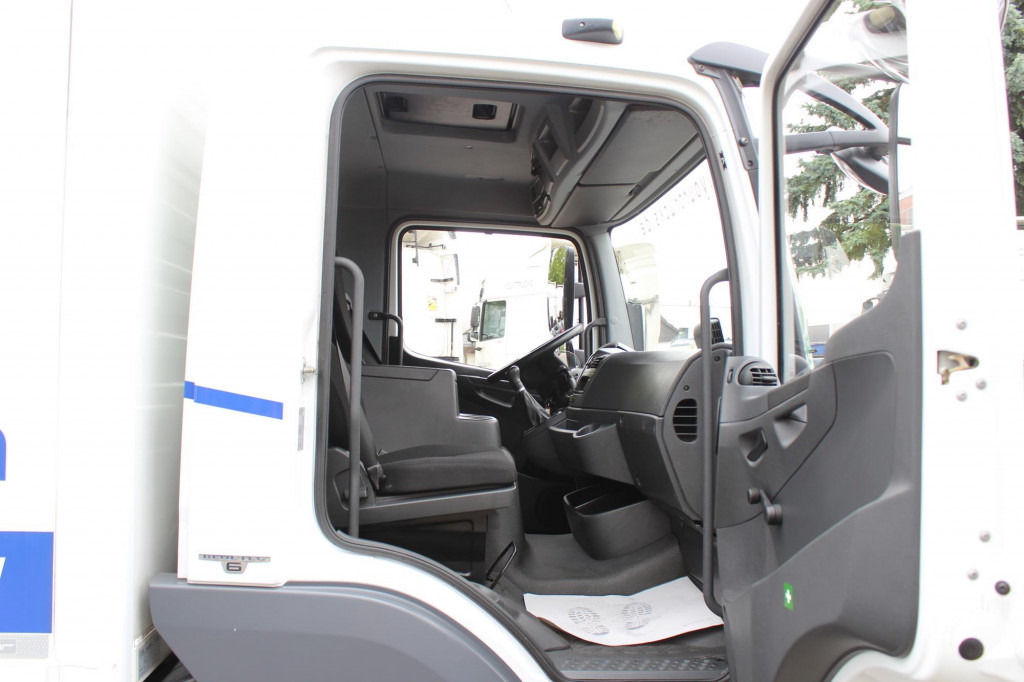 Mercedes-Benz Atego 1221 E6 Koffer Flach! Schalter LBW ACC - Box truck: picture 5 Mercedes-Benz Atego 1221 E6 Koffer Flach! Schalter LBW ACC - Box truck: picture 5