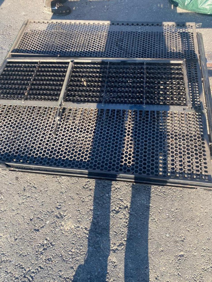 New Holland Maisausrüstung, Korb und Siebe für NH Mähdrescher TC 5.80 5080 5070 - Harvester attachment: picture 3 New Holland Maisausrüstung, Korb und Siebe für NH Mähdrescher TC 5.80 5080 5070 - Harvester attachment: picture 3