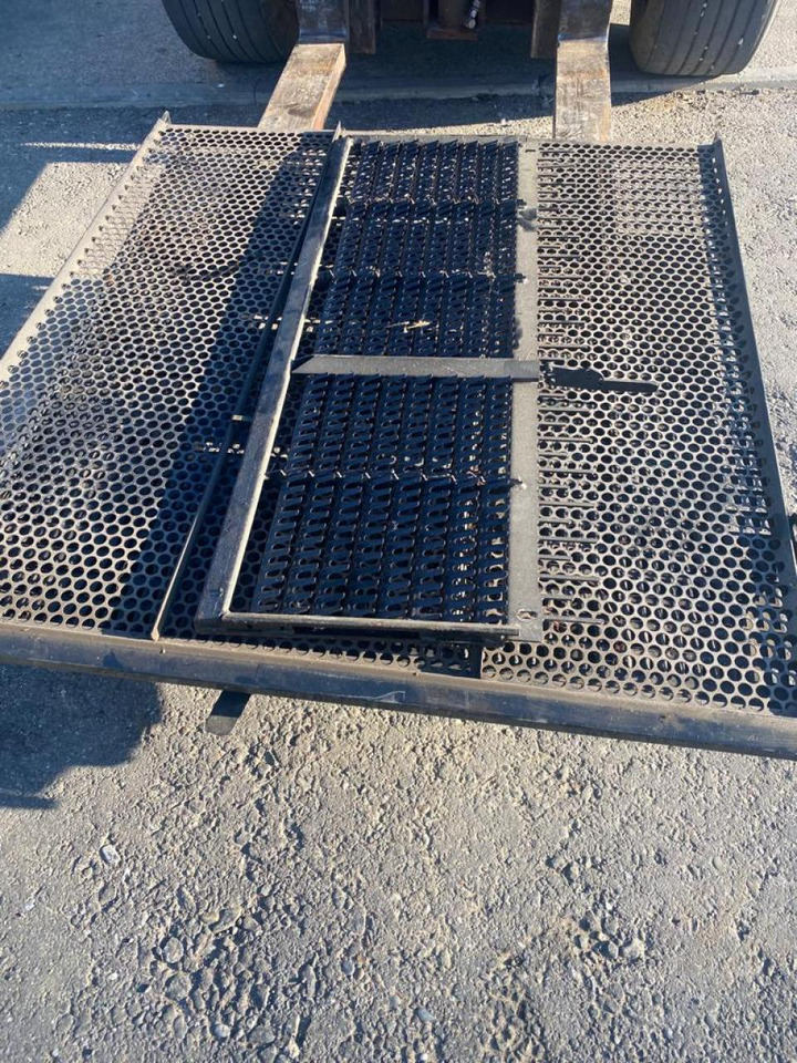 New Holland Maisausrüstung, Korb und Siebe für NH Mähdrescher TC 5.80 5080 5070 - Harvester attachment: picture 2 New Holland Maisausrüstung, Korb und Siebe für NH Mähdrescher TC 5.80 5080 5070 - Harvester attachment: picture 2