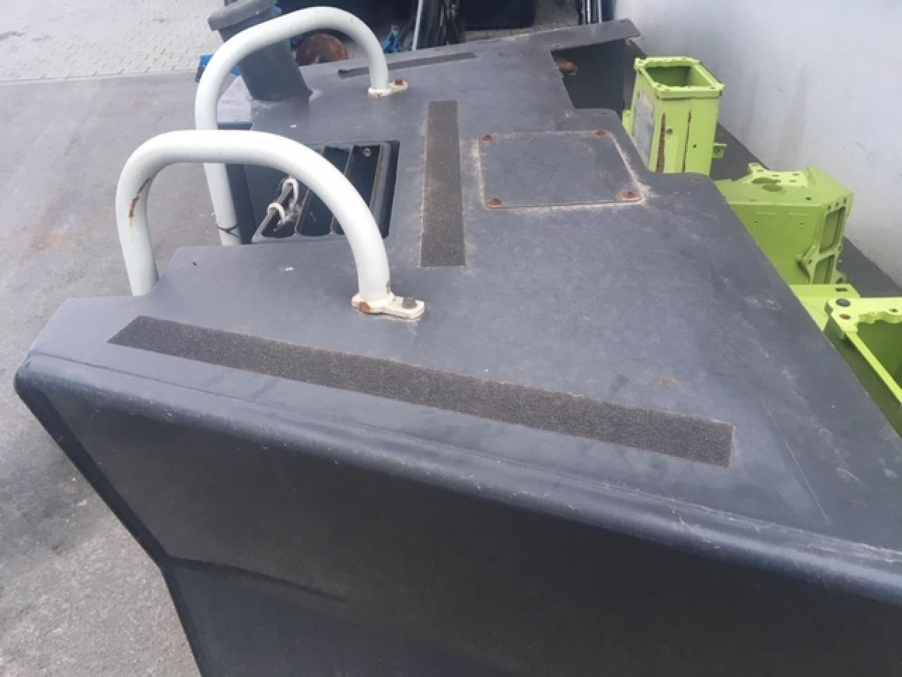 CLAAS Dieseltank für Claas Xerion 3800 - Spare parts: picture 3 CLAAS Dieseltank für Claas Xerion 3800 - Spare parts: picture 3