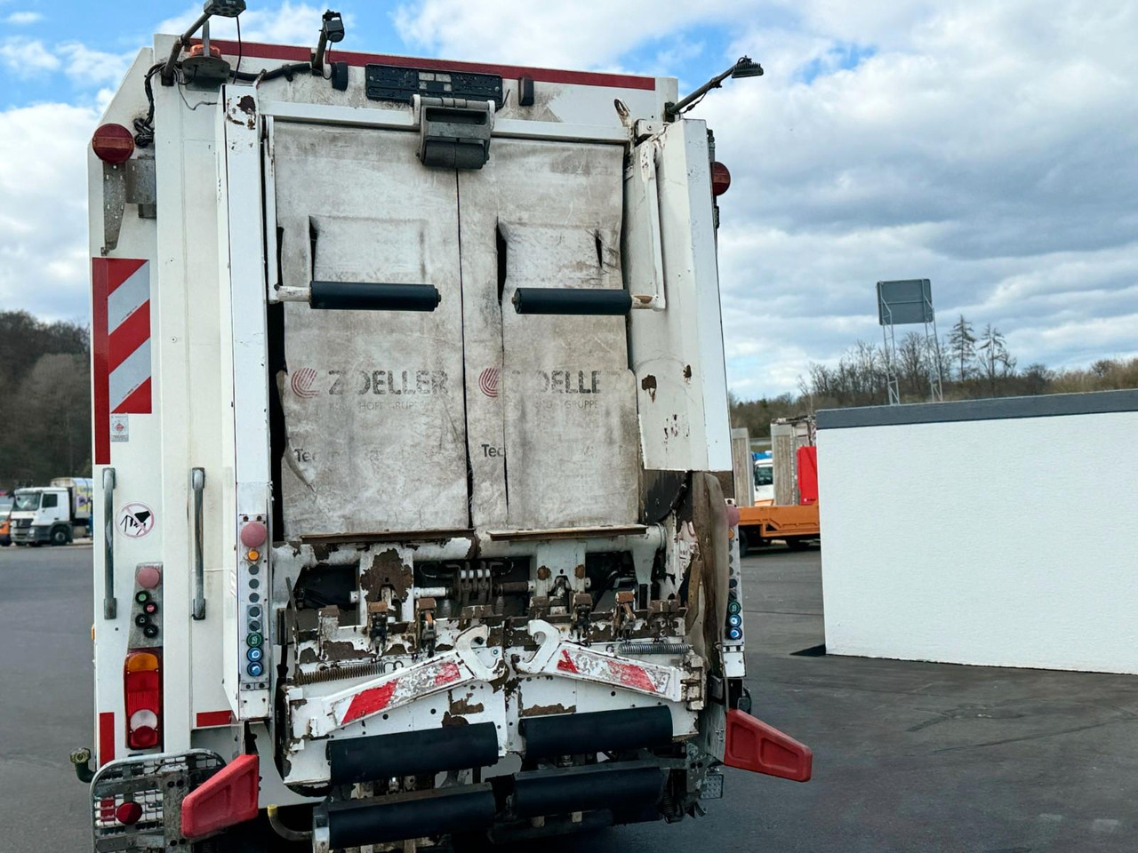 Mercedes-Benz Antos 2533 6x2 Faun Rotopress 520 + Delta Lifter - Garbage truck: picture 4 Mercedes-Benz Antos 2533 6x2 Faun Rotopress 520 + Delta Lifter - Garbage truck: picture 4