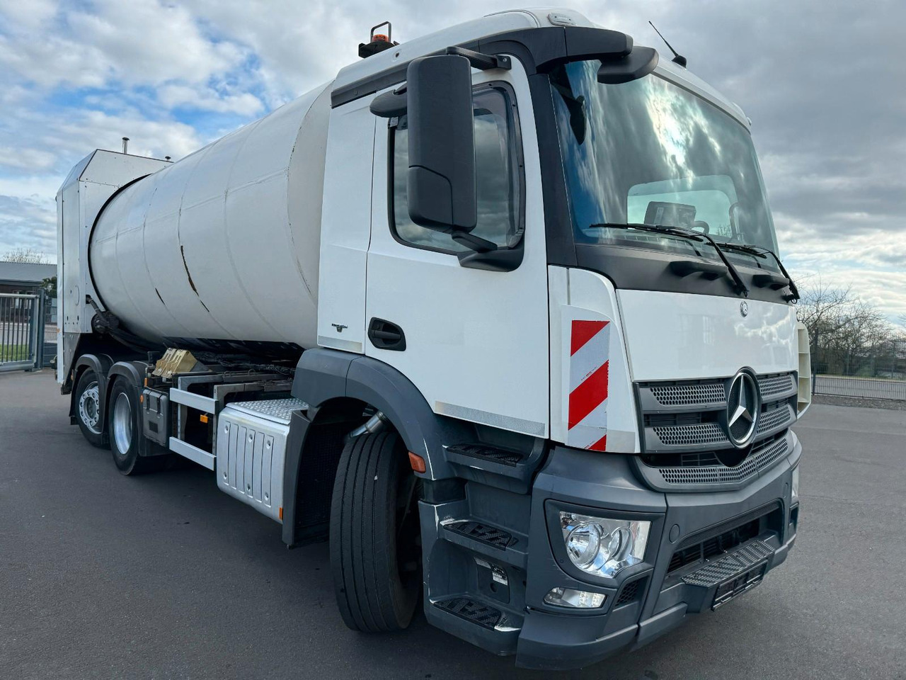 Mercedes-Benz Antos 2533 6x2 Faun Rotopress 520 + Delta Lifter - Garbage truck: picture 2 Mercedes-Benz Antos 2533 6x2 Faun Rotopress 520 + Delta Lifter - Garbage truck: picture 2