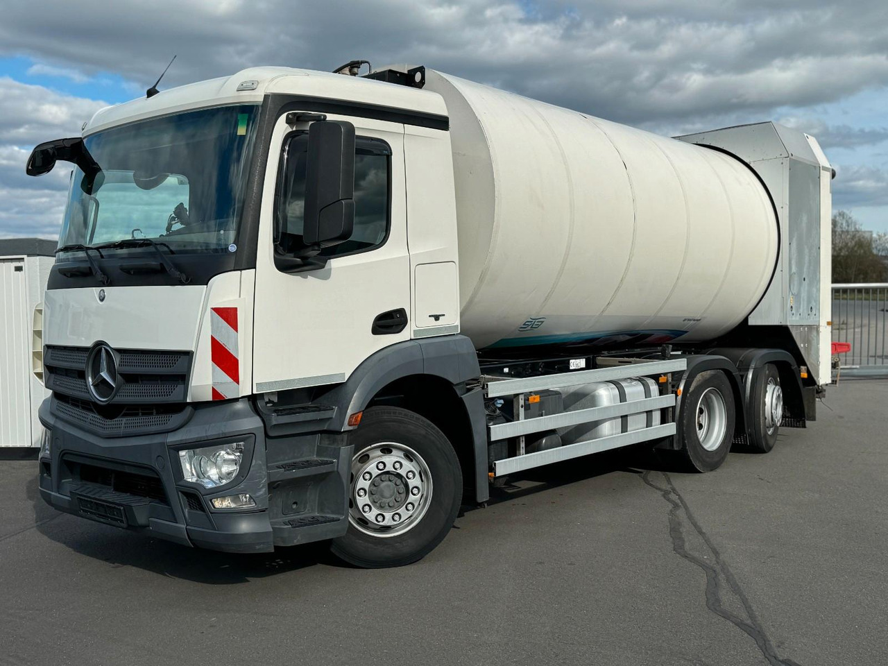 Mercedes-Benz Antos 2533 6x2 Faun Rotopress 520 + Delta Lifter - Garbage truck: picture 1 Mercedes-Benz Antos 2533 6x2 Faun Rotopress 520 + Delta Lifter - Garbage truck: picture 1