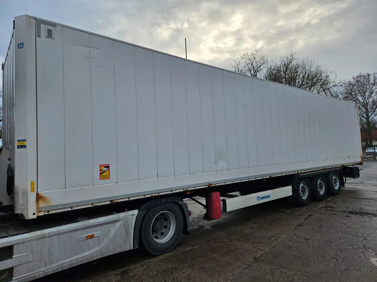 Krone SD BOX 2 units, Lift axle A and C - Closed box semi-trailer: picture 2 Krone SD BOX 2 units, Lift axle A and C - Closed box semi-trailer: picture 2