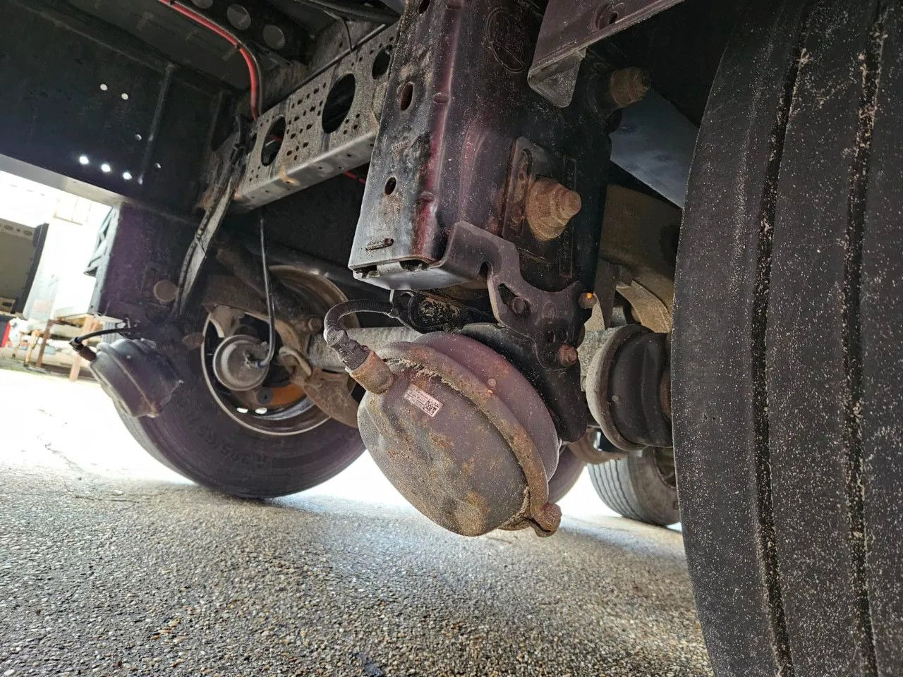 Curtainsider semi-trailer Krone SD, Tail Lift, Lifting Axle: picture 13 Curtainsider semi-trailer Krone SD, Tail Lift, Lifting Axle: picture 13