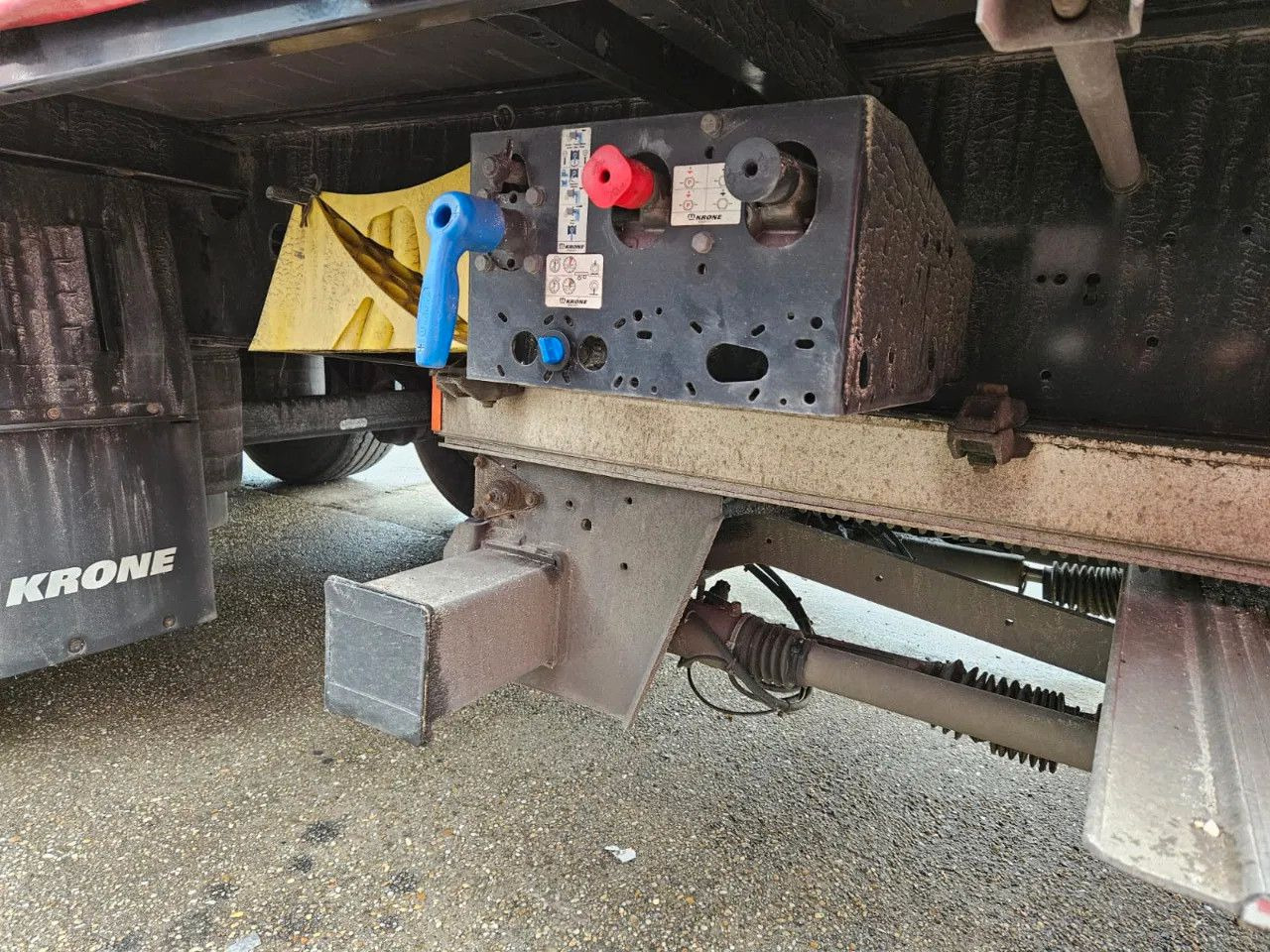 Curtainsider semi-trailer Krone SD, Tail Lift, Lifting Axle: picture 12 Curtainsider semi-trailer Krone SD, Tail Lift, Lifting Axle: picture 12