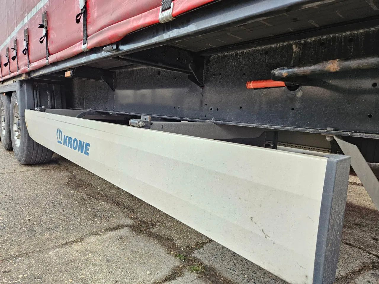 Curtainsider semi-trailer Krone SD, Tail Lift, Lifting Axle: picture 11 Curtainsider semi-trailer Krone SD, Tail Lift, Lifting Axle: picture 11