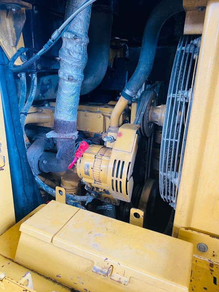 Crawler loader CAT 953 C: picture 9