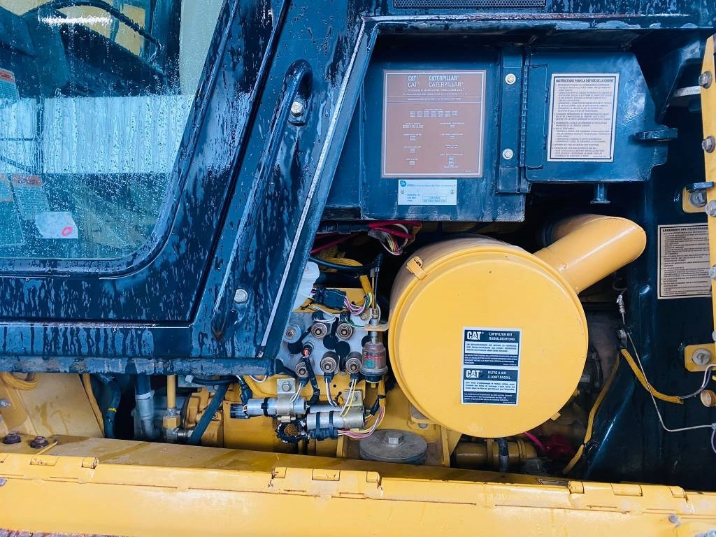 Crawler loader CAT 953 C: picture 10