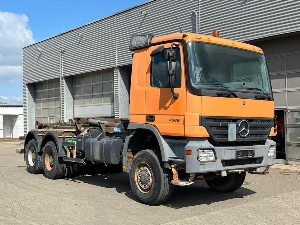 Mercedes-Benz Actros 3336 AK 6x6 Abrollkipper org. nur 84TKM - Hook lift truck: picture 2 Mercedes-Benz Actros 3336 AK 6x6 Abrollkipper org. nur 84TKM - Hook lift truck: picture 2