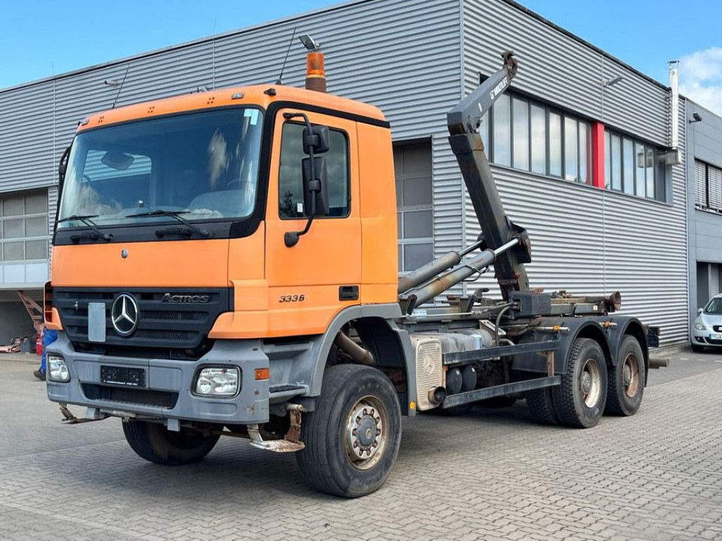 Mercedes-Benz Actros 3336 AK 6x6 Abrollkipper org. nur 84TKM - Hook lift truck: picture 1 Mercedes-Benz Actros 3336 AK 6x6 Abrollkipper org. nur 84TKM - Hook lift truck: picture 1