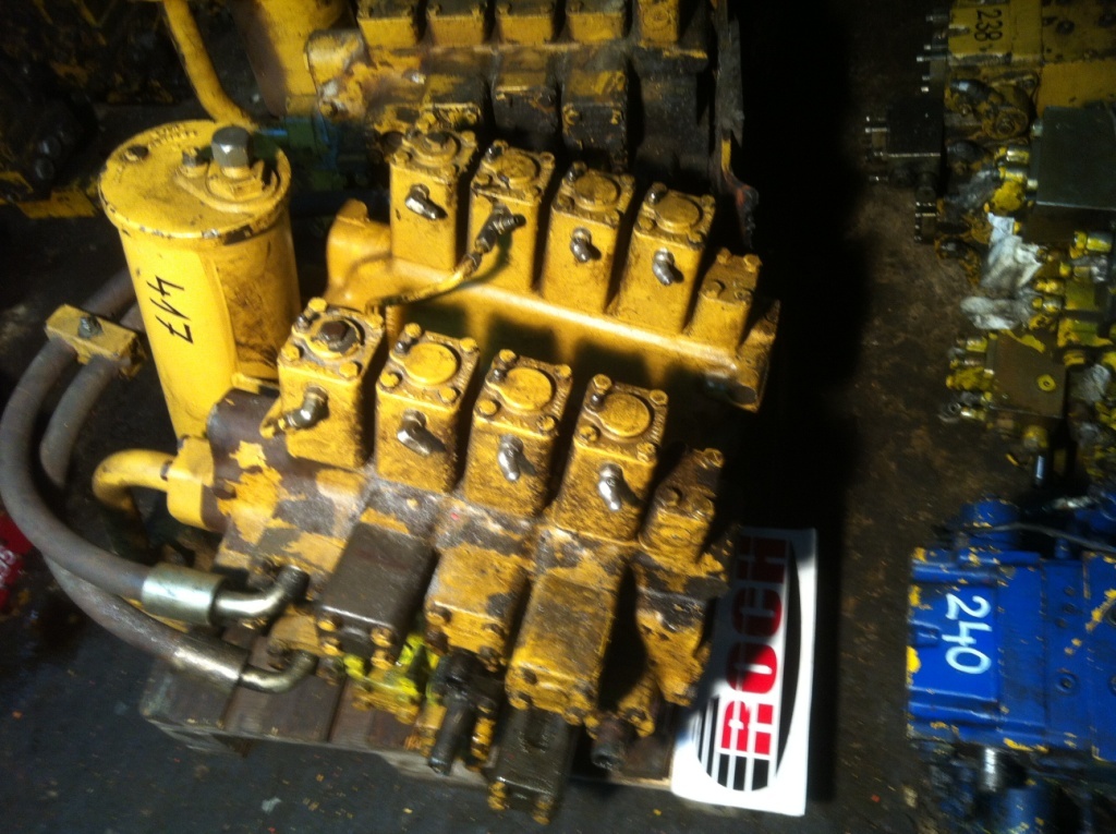 CATERPILLAR 8J8712 + 8J8712 - 8 SEKCYJNY - Hydraulic valve for Construction machinery: picture 1 CATERPILLAR 8J8712 + 8J8712 - 8 SEKCYJNY - Hydraulic valve for Construction machinery: picture 1