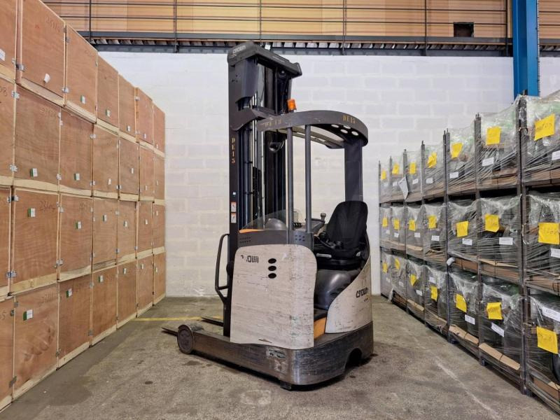 Crown ESR 5260-14 OPT 2 - Reach truck: picture 4 Crown ESR 5260-14 OPT 2 - Reach truck: picture 4