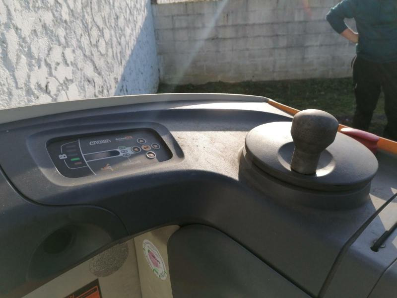 Pallet truck Crown RT4000: picture 9