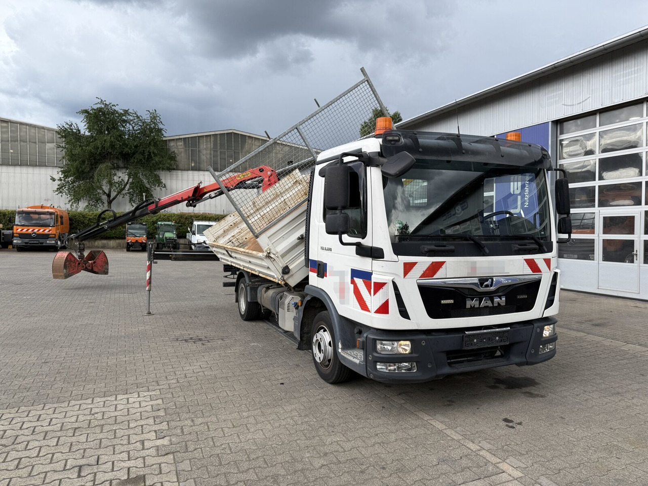 MAN TGL 8.220 4x2 Kipper Kran Palfinger 7.001-K A - Tipper van: picture 2 MAN TGL 8.220 4x2 Kipper Kran Palfinger 7.001-K A - Tipper van: picture 2