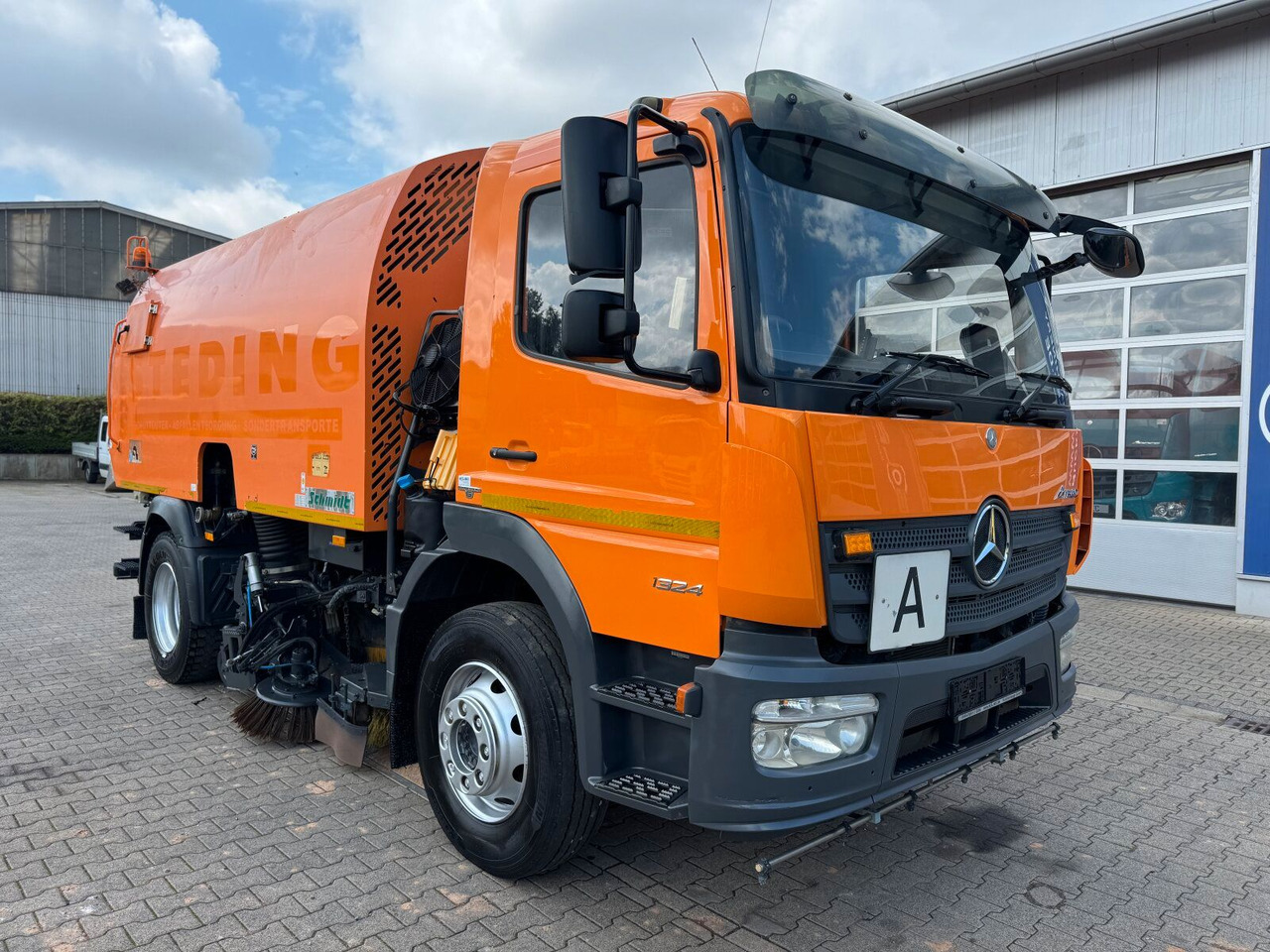 Mercedes-Benz Atego 1324 4x2 Kehrmaschine Schmidt SKF S7B 7 m³ - Road sweeper: picture 1 Mercedes-Benz Atego 1324 4x2 Kehrmaschine Schmidt SKF S7B 7 m³ - Road sweeper: picture 1