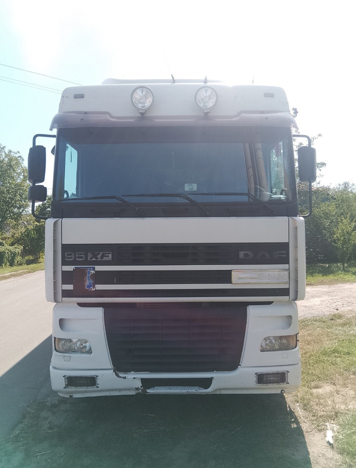 DAF XF95.430 - Curtain side truck: picture 2 DAF XF95.430 - Curtain side truck: picture 2