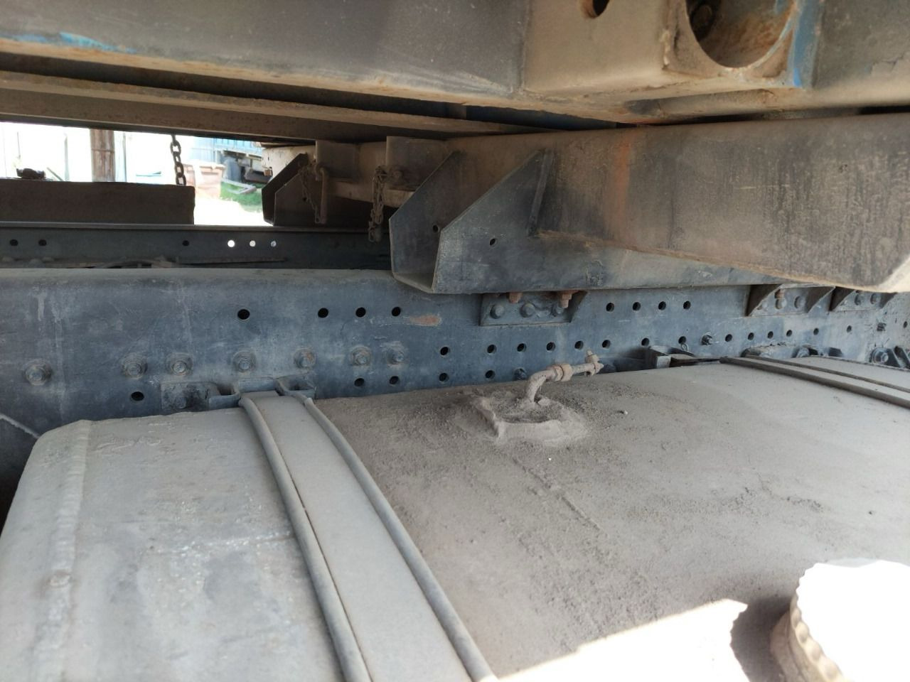 Dropside/ Flatbed truck MAN 26.414: picture 9
