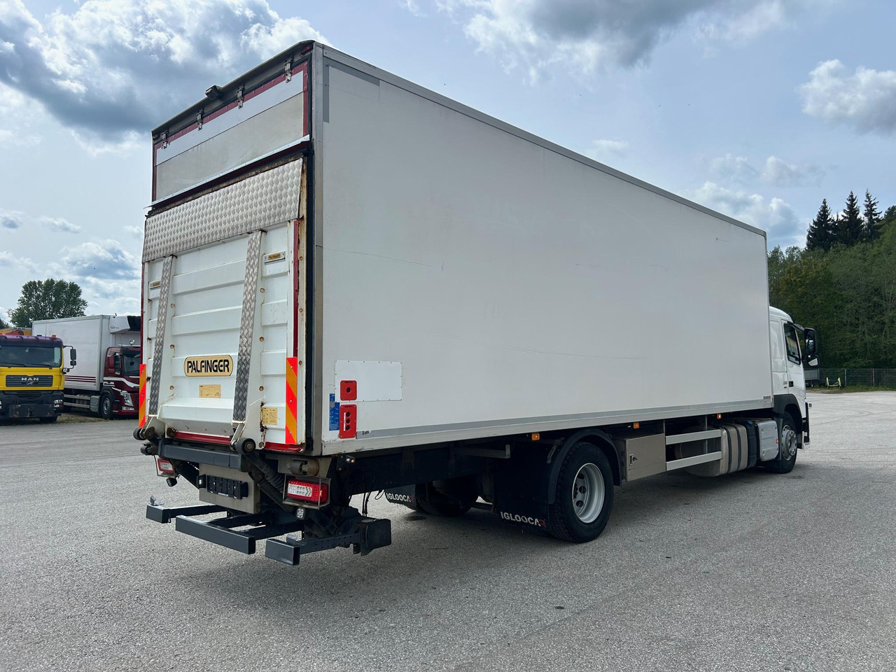 VOLVO FM330 - Refrigerator truck: picture 4 VOLVO FM330 - Refrigerator truck: picture 4