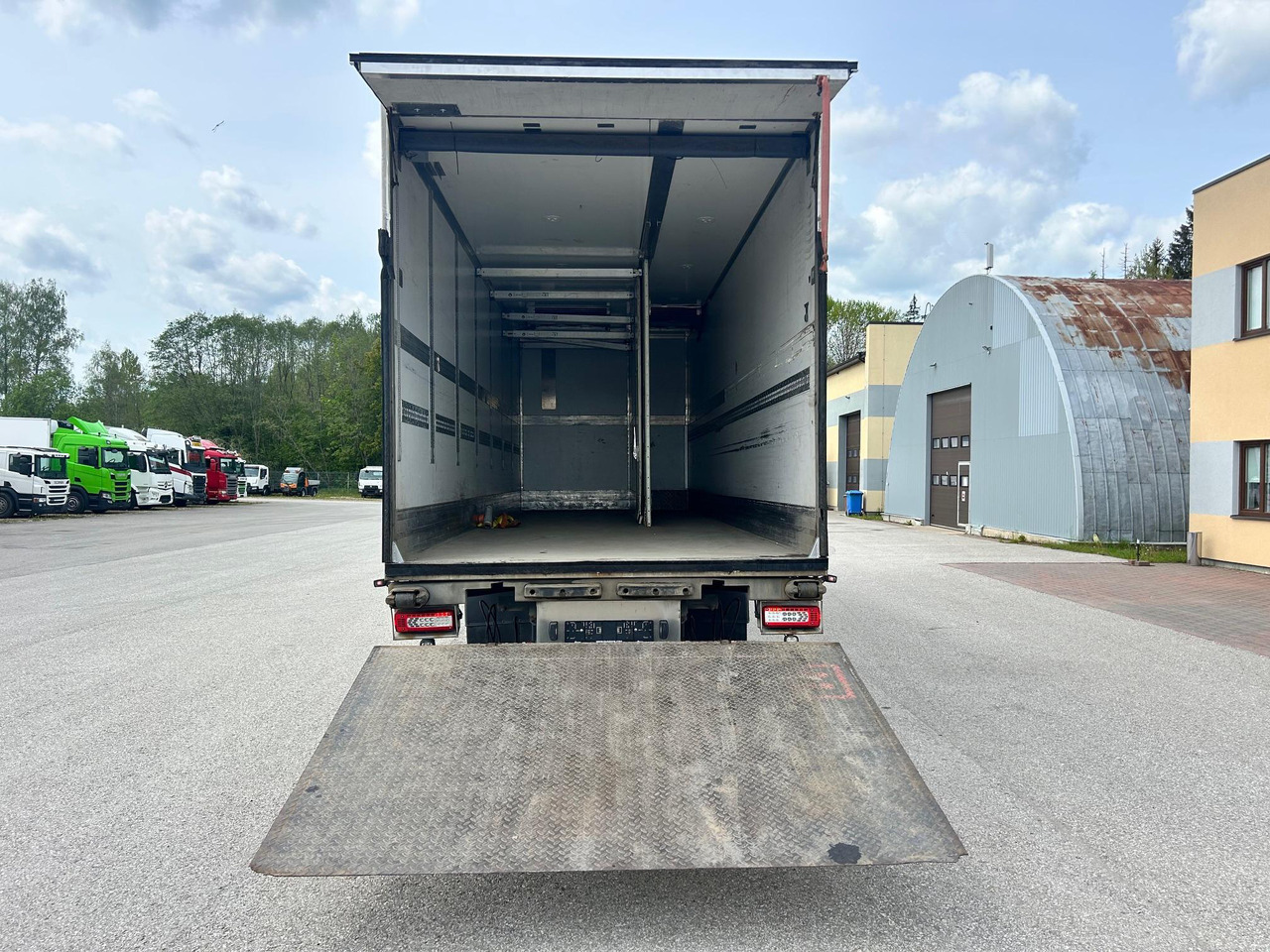 Refrigerator truck VOLVO FM330: picture 7