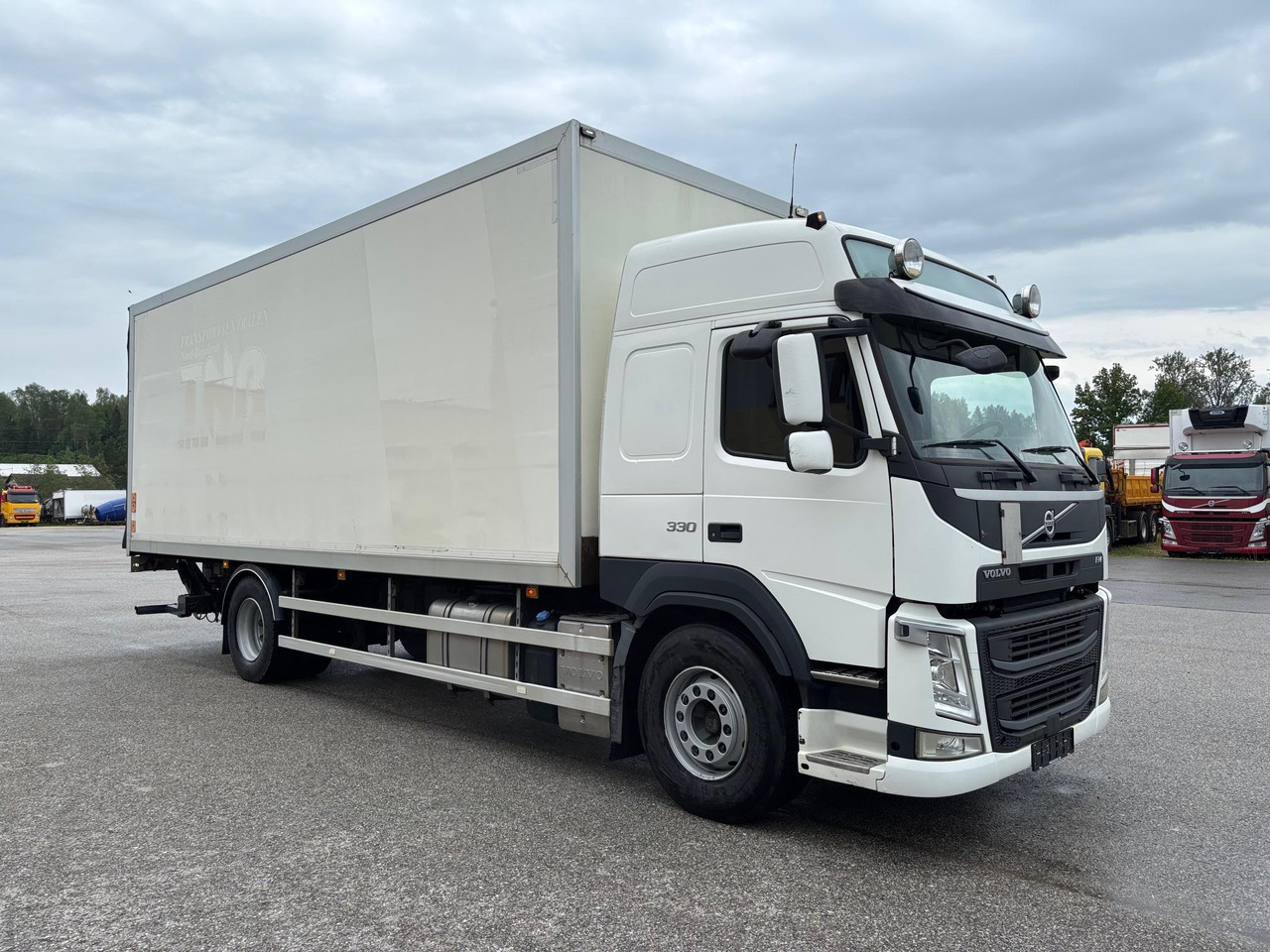 VOLVO FM330 - Box truck: picture 1 VOLVO FM330 - Box truck: picture 1