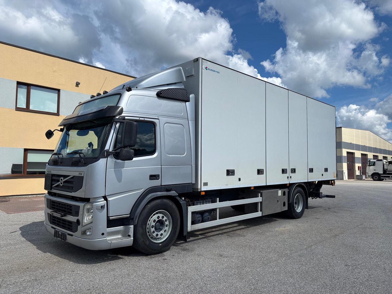 VOLVO FM330 - Box truck: picture 3 VOLVO FM330 - Box truck: picture 3