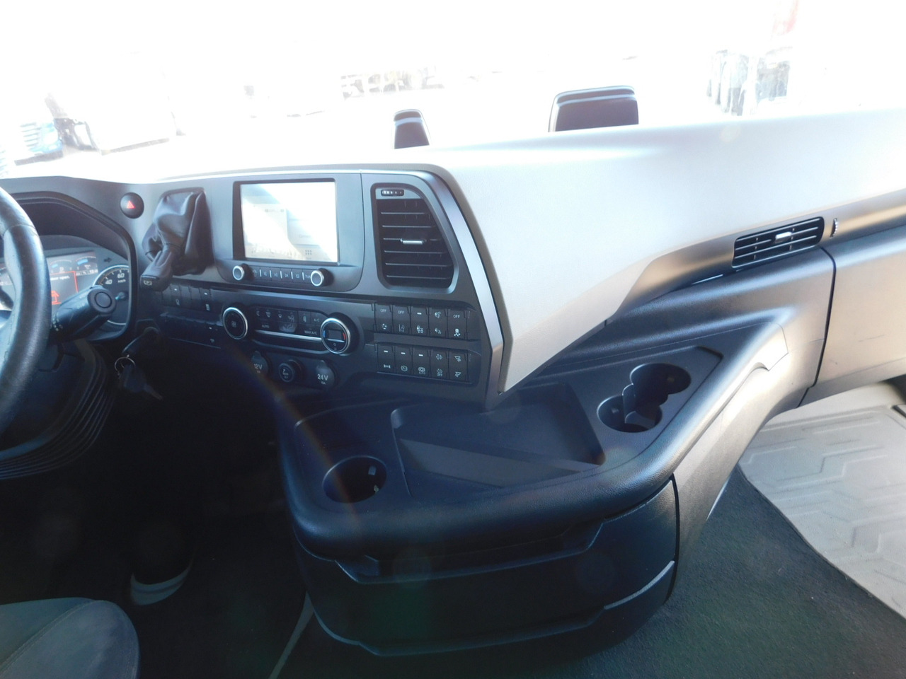 Tractor unit Ford F max 4x2 scab e6 12s2620: picture 6